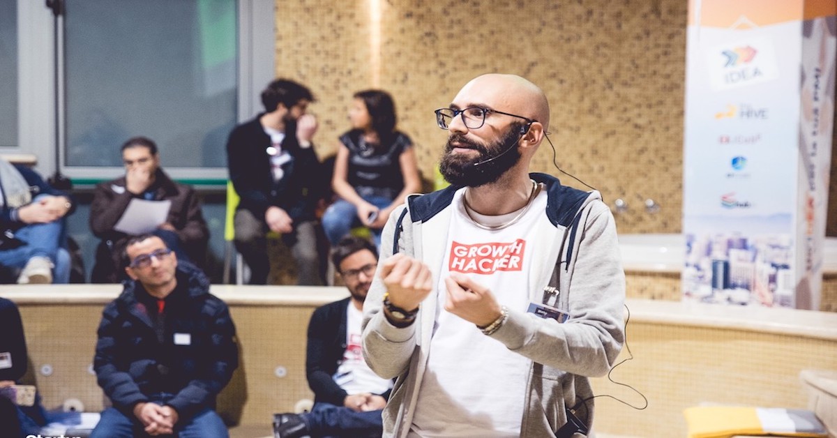 Alfio Bardolla, imprenditore milanese in maglia arancione che insegna  l'educazione finanziaria - Digital Combat Academy